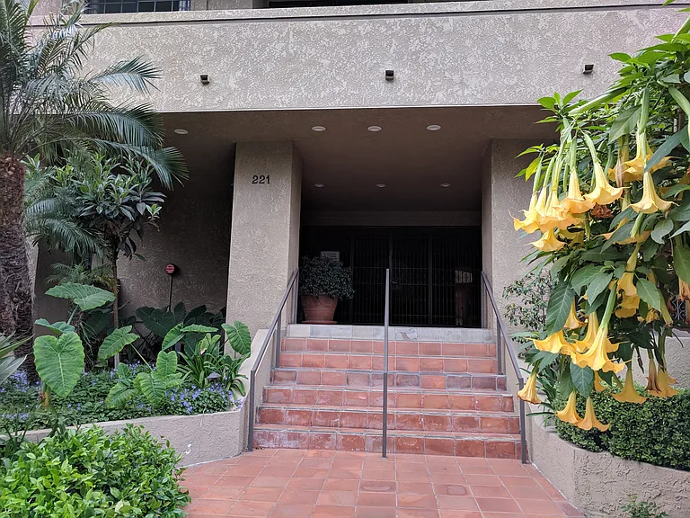 221 S Oak Knoll Ave — Photo 1