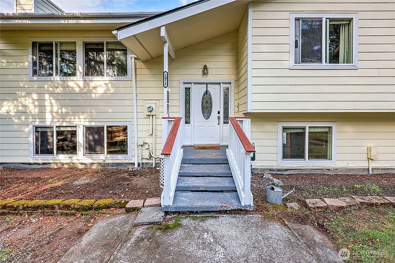 3rd image of 2072 Sidney Avenue