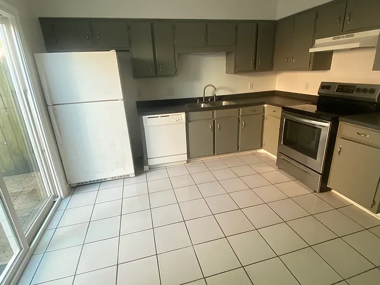 220 Ann Cir #4 — Photo 3