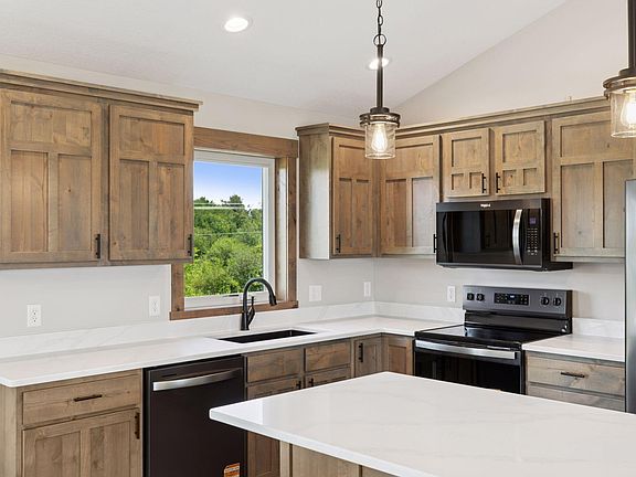 5th image of 521 Summit Cir