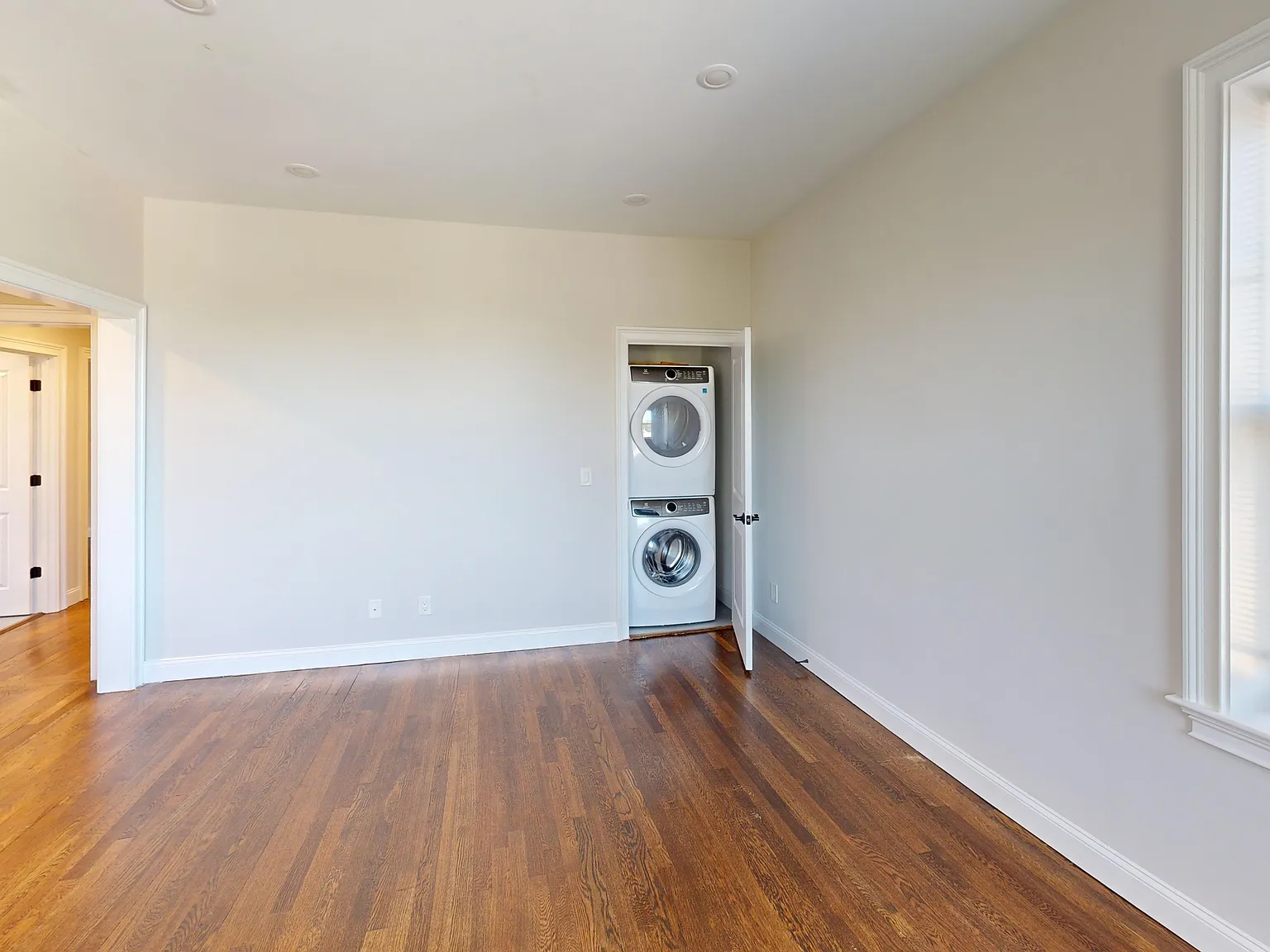 2 bed, 950 sqft, $3,595 — Photo 3