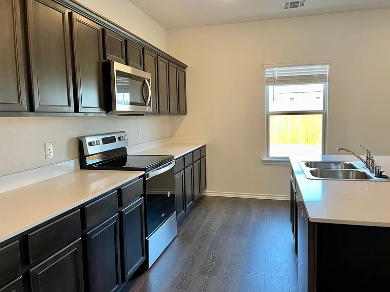 3205 Sweetwater Way — Photo 5