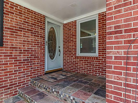 4th image of 204 S Harding Dr