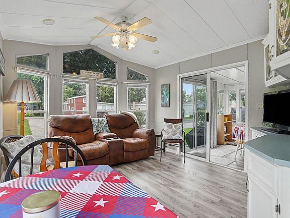 3rd image of 731 Bayside Ln