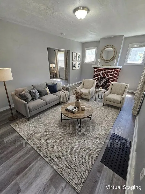 3 bed, 1.0 bath, 1152 sqft, $1,300 — Photo 1