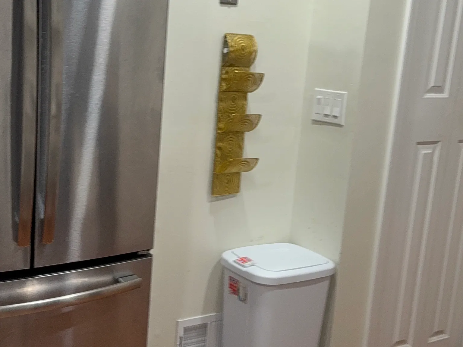 3 bed, 1760 sqft, $3,200 — Photo 3