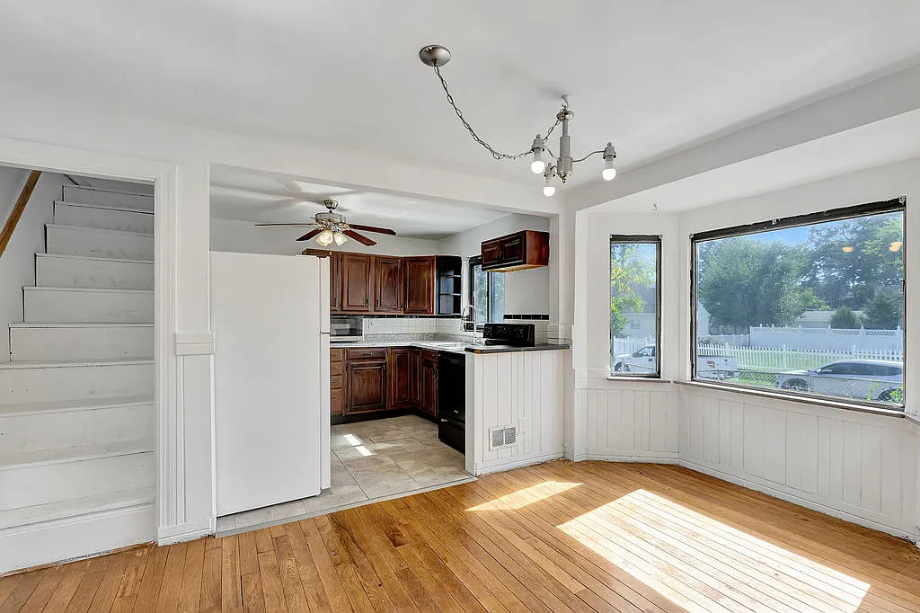 3 bed, 1401 sqft, $2,050 — Photo 4