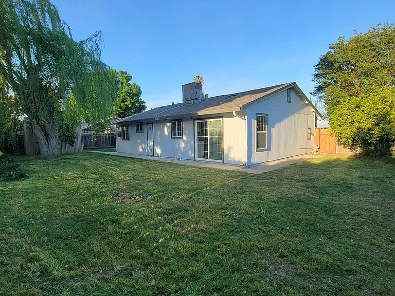 Shoshone Dr — Photo 3