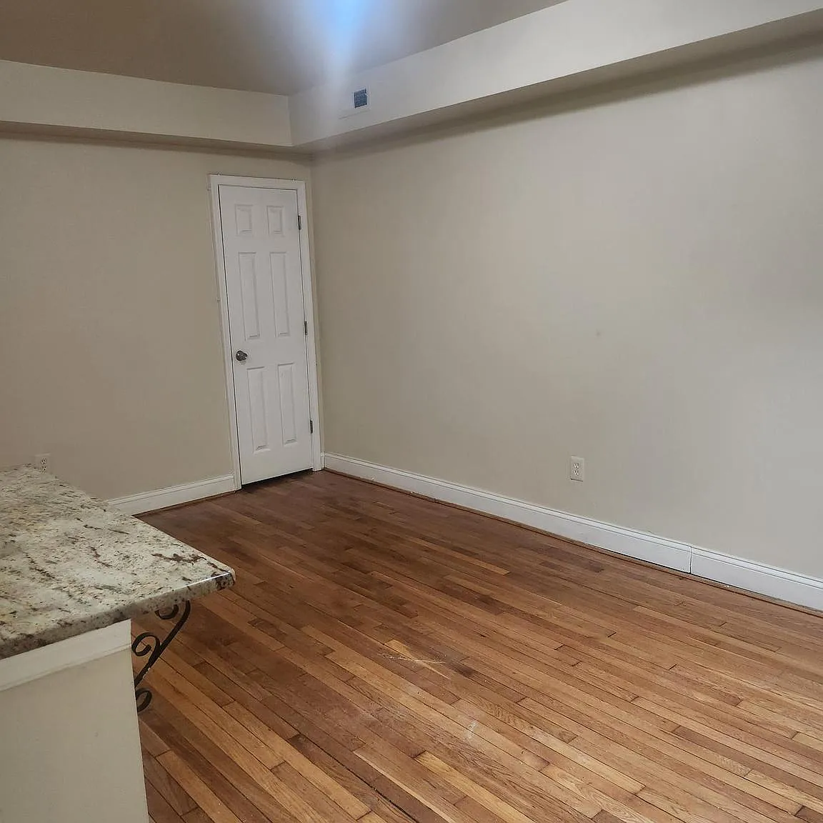 2 bed, 1.0 bath, 3536 sqft, $2,900 — Photo 4