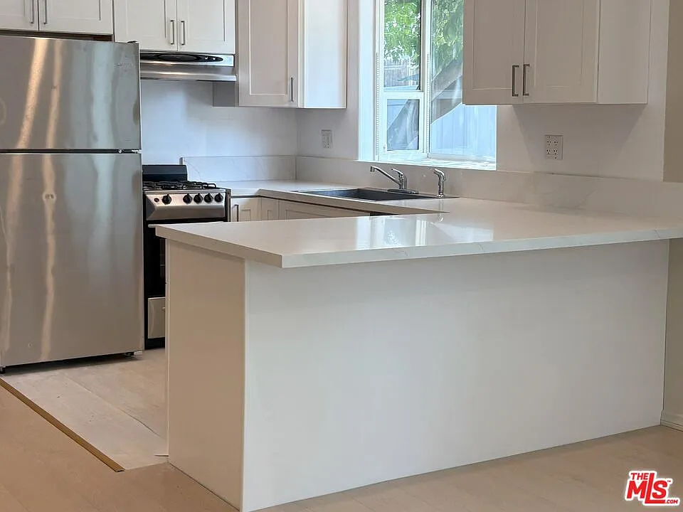 2 bed, 1.0 bath, 860 sqft, $3,300 — Photo 3