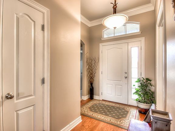 3rd image of 515 Linnhurst Dr