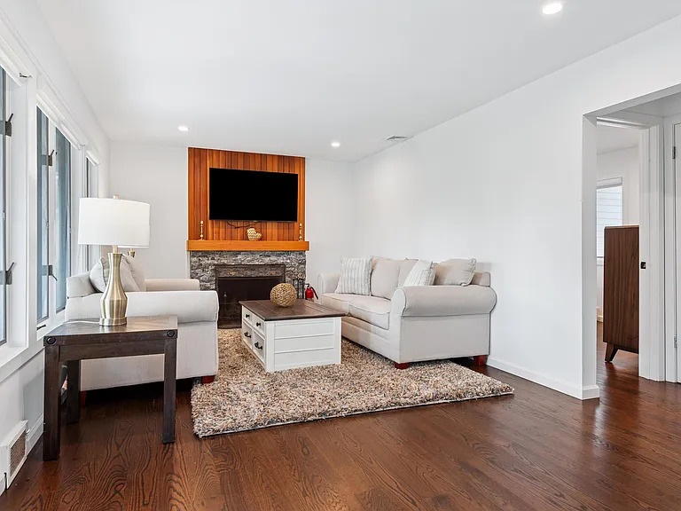 11 Lawrence Ave — Photo 7
