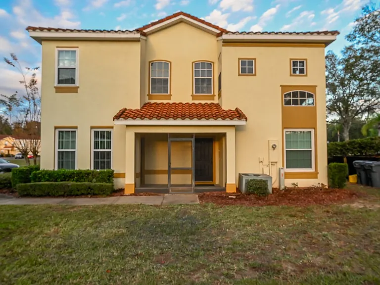 704 Monroe Cir #D — Photo 2