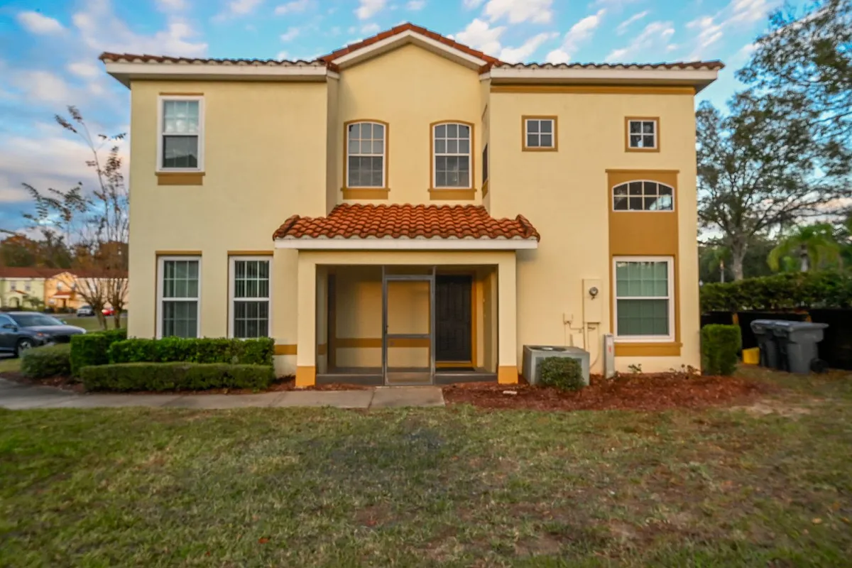 Building Photo - 704 Monroe Cir #D