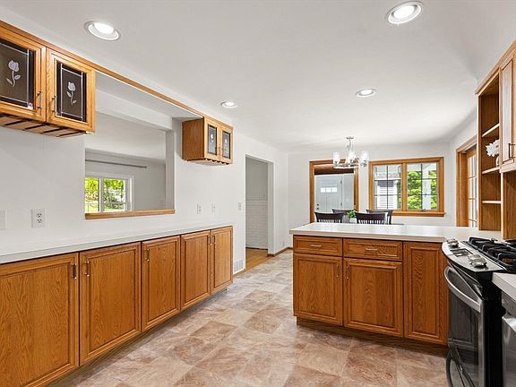 3rd image of 10 Lowell Rd