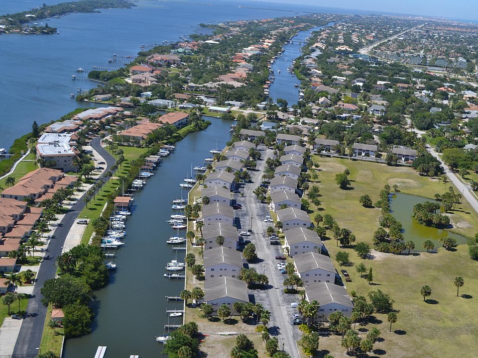 Located on a canal that leads you to the Banana River and the Intracoastal.