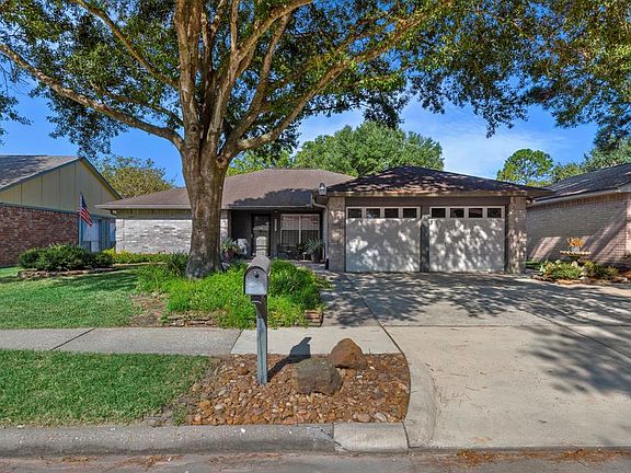 Beautiful large shade tree and mature landscaping