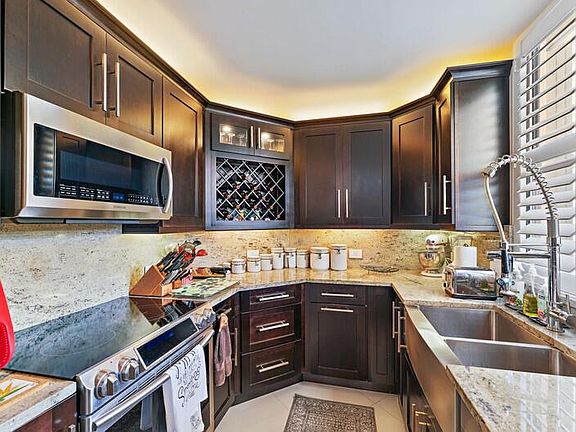 5th image of 134 Lakeshore Dr APT 213