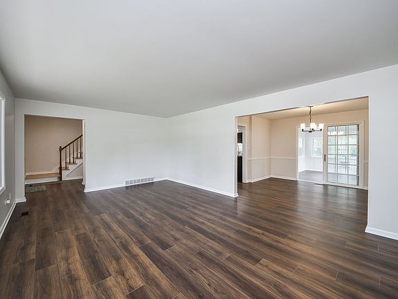 5th image of 2449 Cambridge Dr