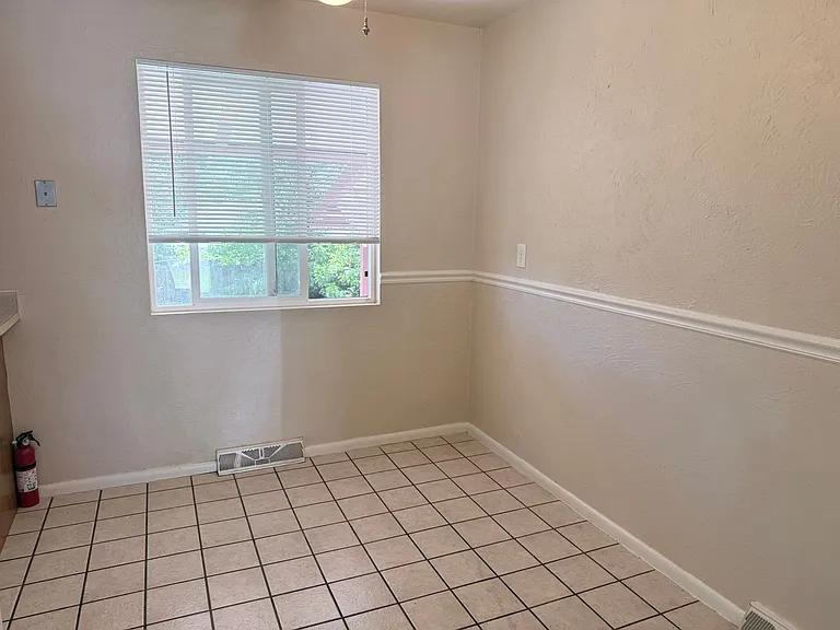 1938 Berkshire Ln — Photo 6