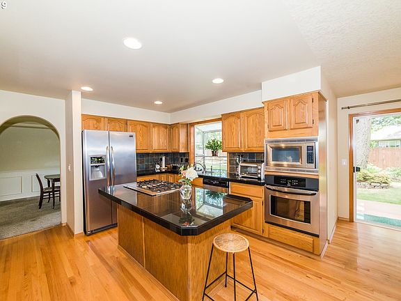 4th image of 600 NE 153rd Ave