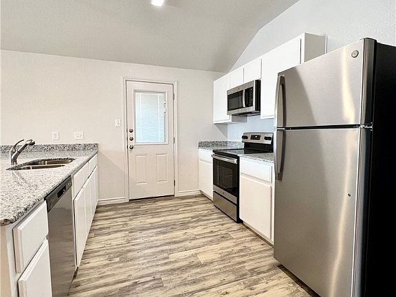 4th image of 221 Dolphin Dr