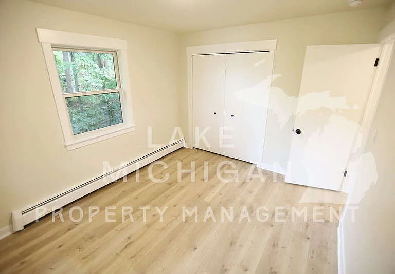 883 Emerald Ave NE — Photo 5