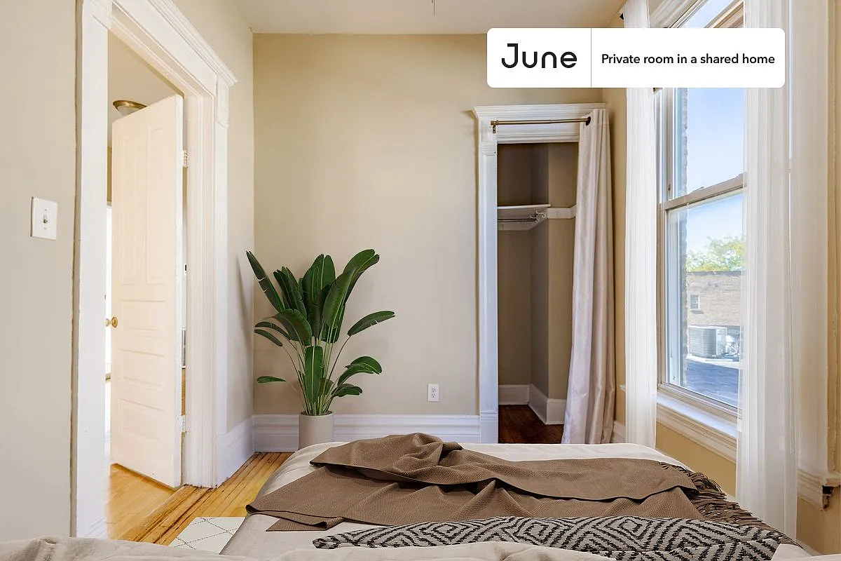 Full bedroom in 4 bed/2 bath home in Wicker Park #1534 C — Photo 1