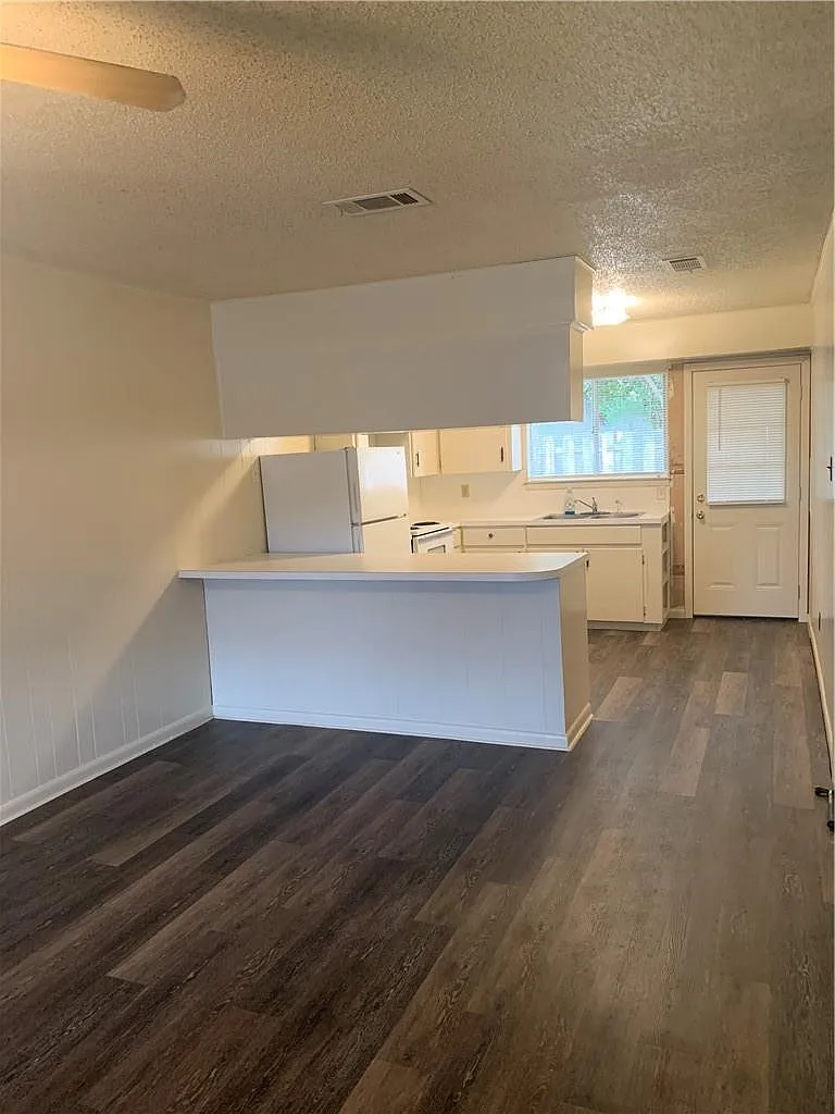 2 bed, 1.0 bath, 650 sqft, $1,100 — Photo 2