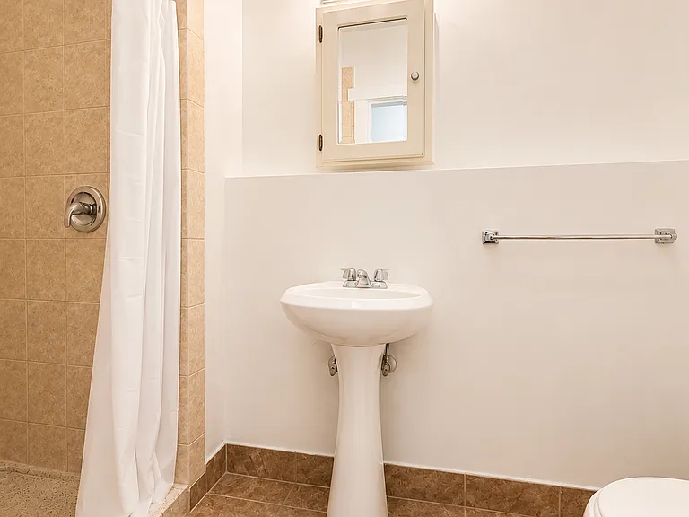 668 W Sheridan Rd #2 — Photo 10