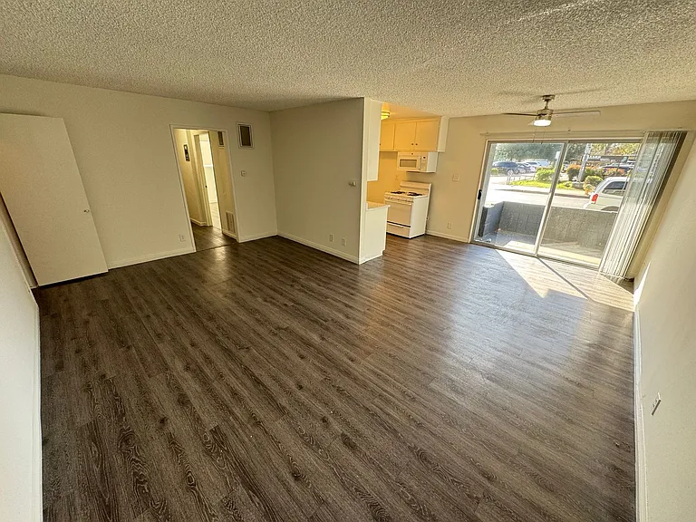 21827 Lanark St — Photo 24