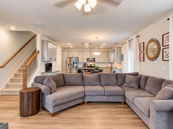 4th image of 42 Sinclair Cir