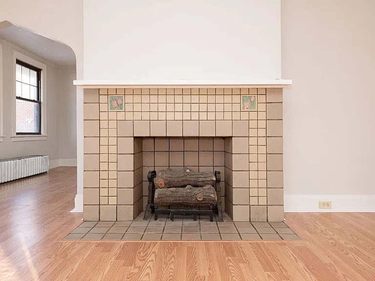 Beautifully updated Tudor style duplex. Upper unit. Large rooms. 2 balconies, private entry. Fenc... — Photo 9