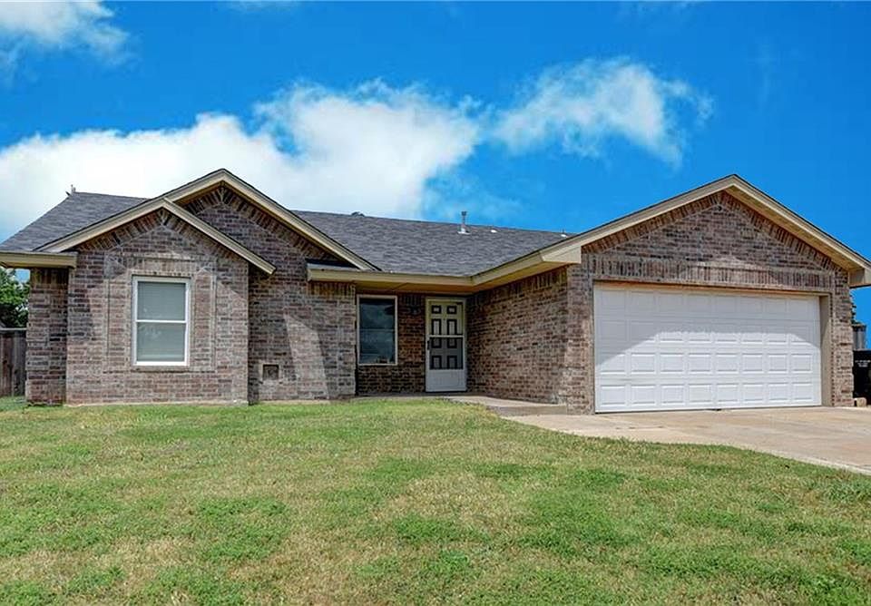 1st image of 901 Sweetgum St
