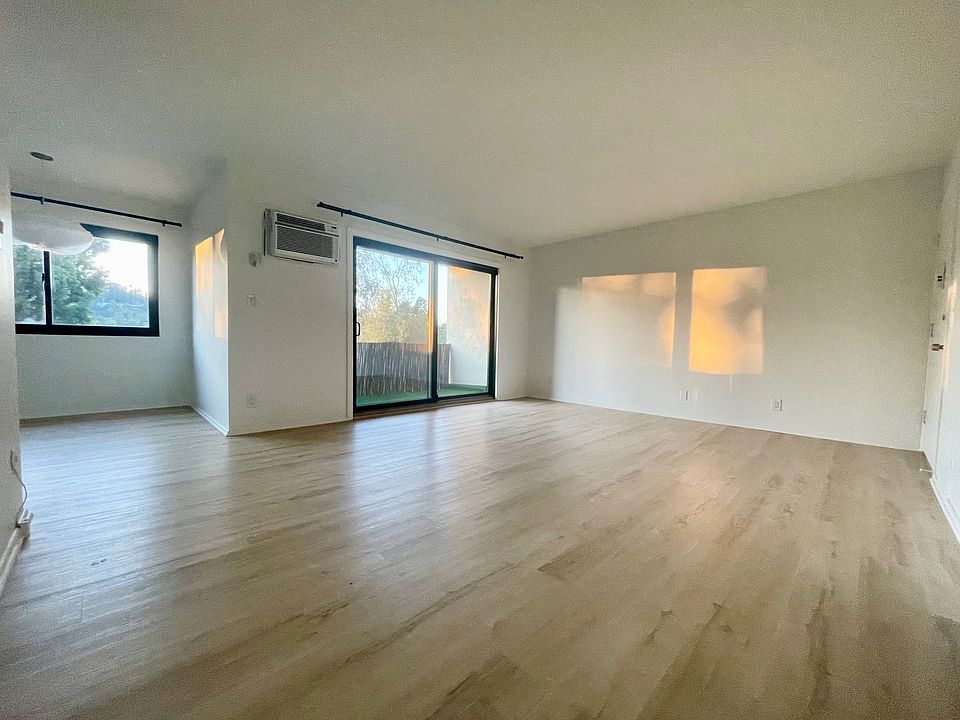 Living Room / Dining