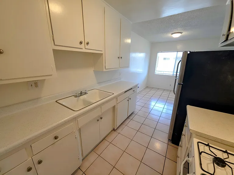 227 E 25th St #6 — Photo 3