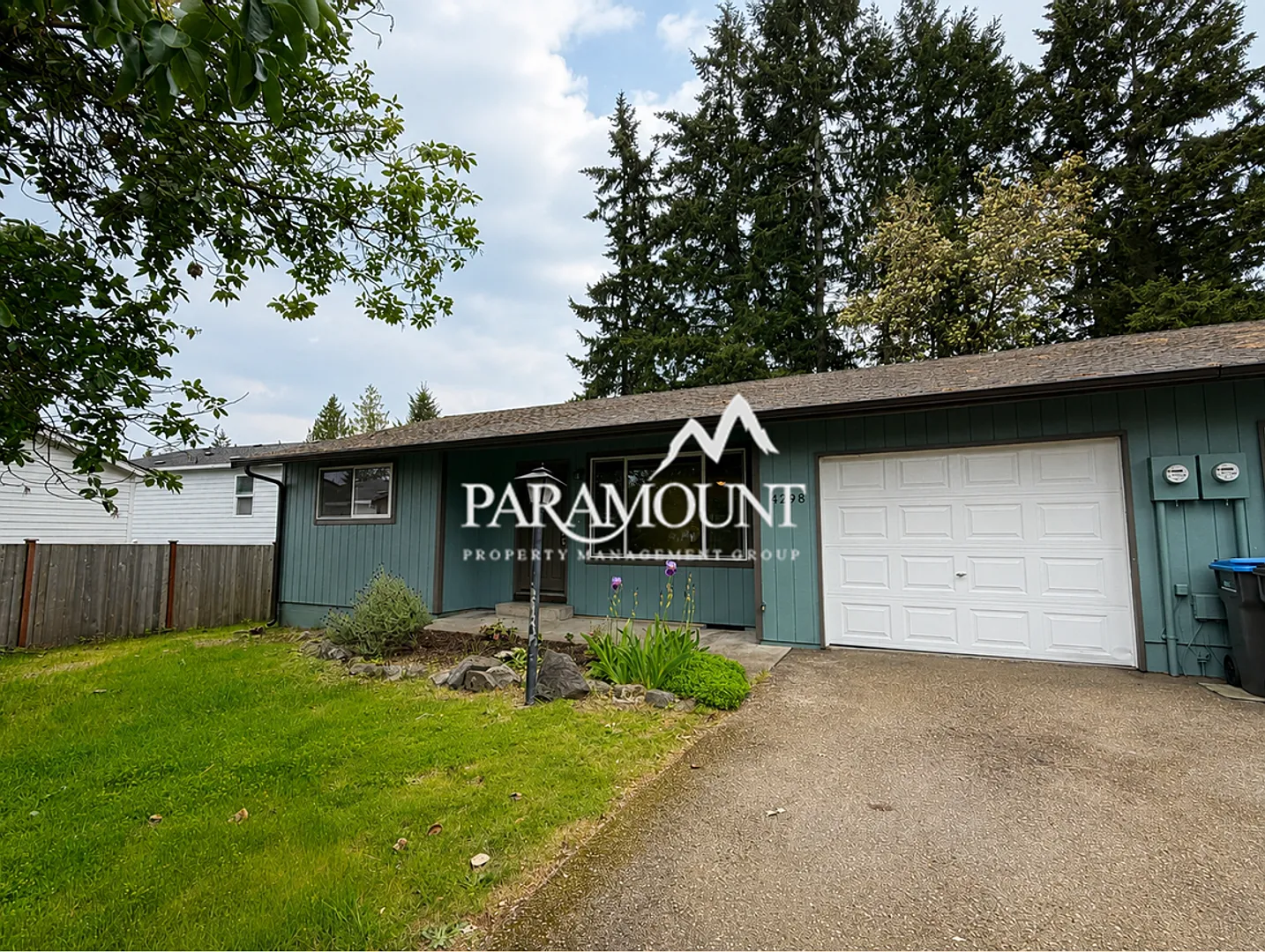 (Application Pending)Charming 2-Bedroom Duplex with Garage! — Photo 2