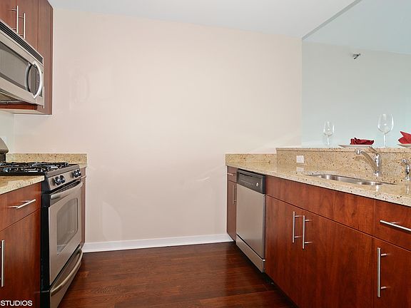4th image of 757 N Orleans St #1304