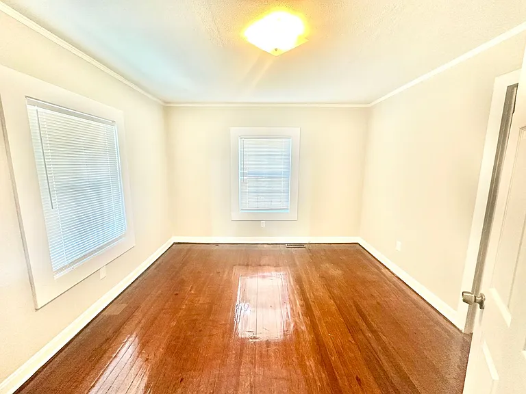 690 Robertson Rd E — Photo 10