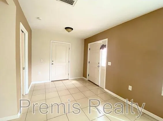 2 bed, 1.0 bath, 864 sqft, $1,995 — Photo 2