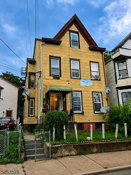 1st image of 165 Pearl St