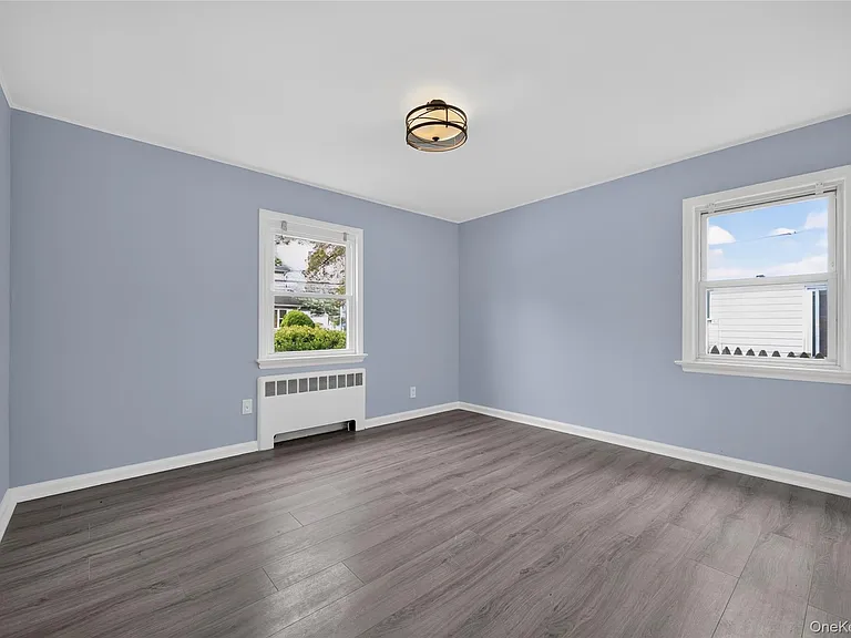 121 Sheridan Ave — Photo 11