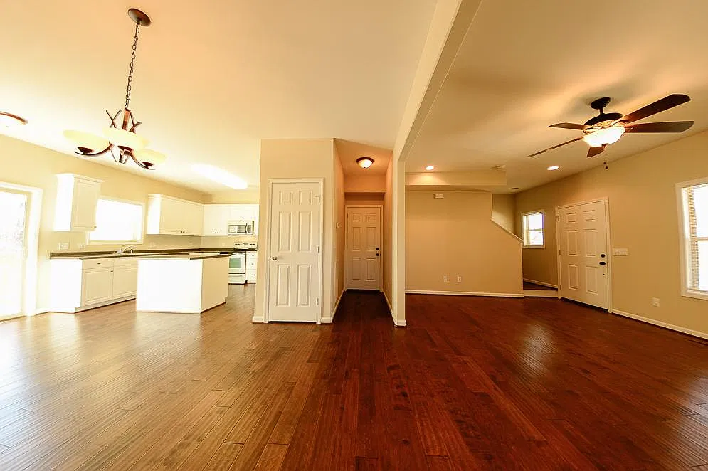 3 bed, 2.5 bath, 1650 sqft, $1,800 — Photo 3