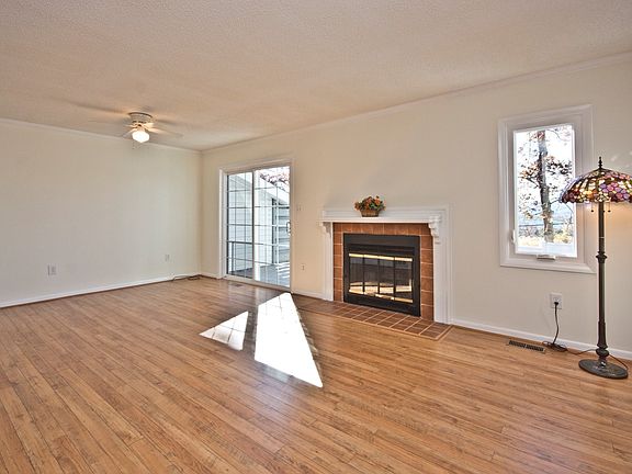 Living Rm -View towards deck