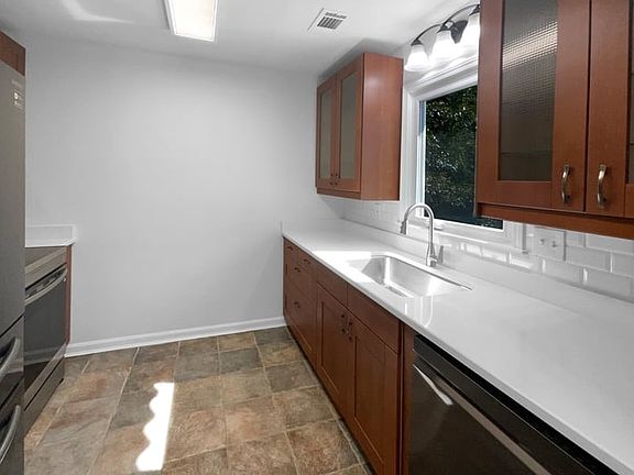4th image of 651 Wayside Dr