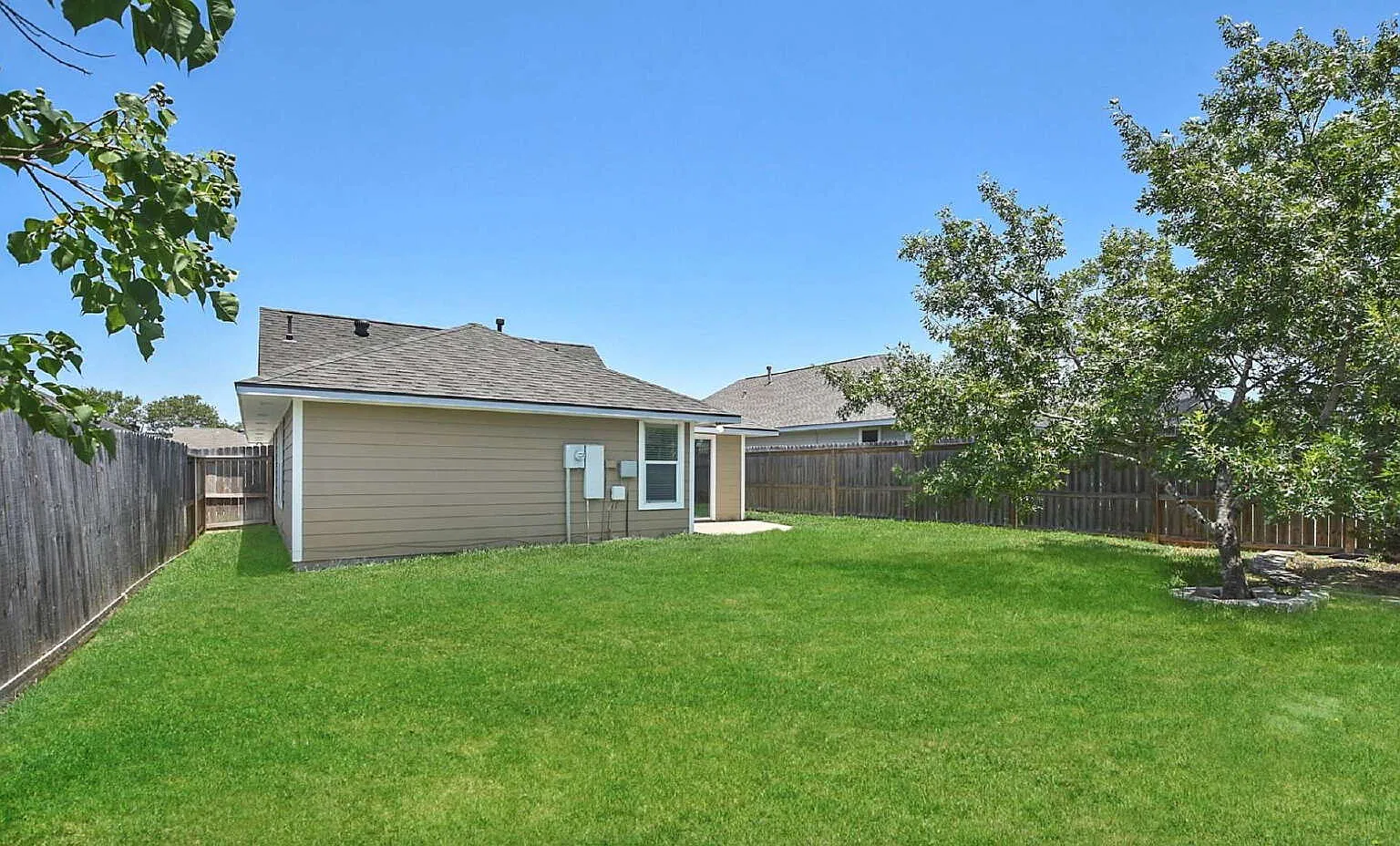 3 bed, 2.0 bath, 1299 sqft, $1,875 — Photo 3