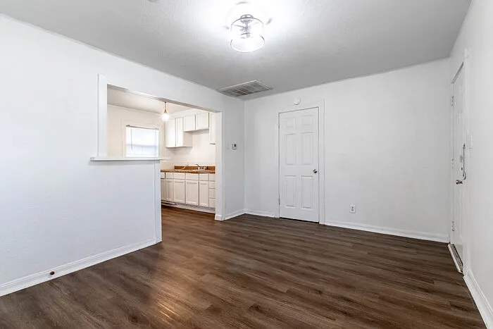 2506 N Elm St — Photo 4