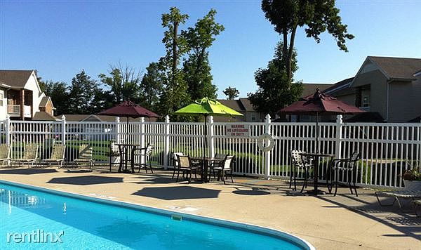 medium-swimming-pool-apartments-in-muncie1