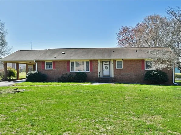 2470 Sedalia Dr, Clemmons, NC 27012