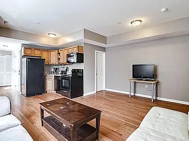 3 bed, 1100 sqft, $1,699 — Photo 3